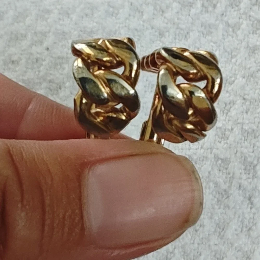 Unbranded gold tone